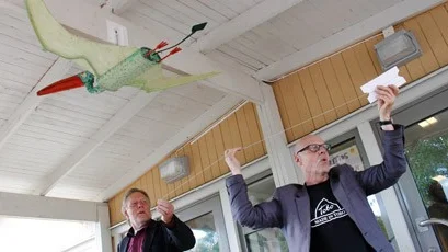 5 juni 2013: Leif HÃ¶gstrÃ¶m inviger med Ãrjan Kjetselbergs hjÃ¤lp de dinosauriekonstverk de skapat som utsmyckning vid renoverade L-huset vid Ãrbyhus skola.