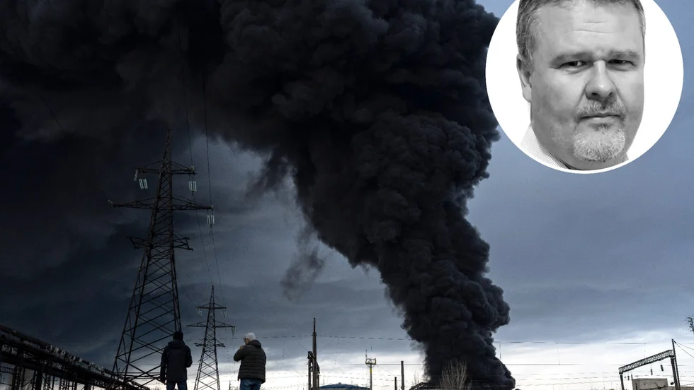 Luleåföretaget Skyresponse följer krigsutvecklingen i Ukraina.   "Vi är i ständig kontakt med våra anställda som finns i Odessa, Poltava och Ivano Frankivsk", säger vd Martin Reidevall. I bakgrunden syns rökpelare efter en missilattack mot hamnområdet i Odessa den 3 april.