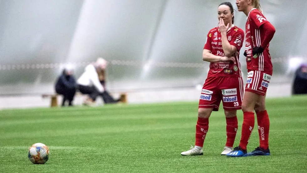 Hmm...June Pedersen och Julia Karlernäs vet inte var matchen på söndag ska spelas. (Arkivbild)