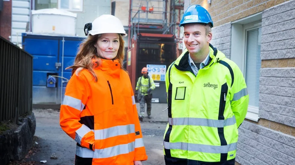 Projektledare Gunilla Enquist och Patrik Larsson styr bygget av flerfamiljshuset som ska stå klart i februari 2019.