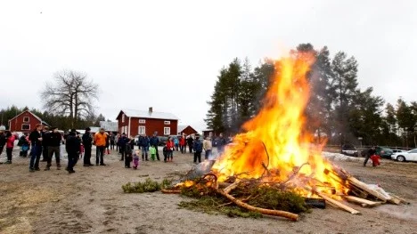 Torra timmerstockar gav elden på Älvsbyns ryttarförening bra fart.
