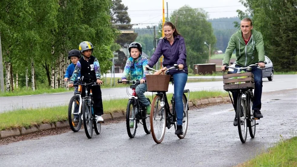 Mia och Jonathan Wennstig cyklade Infjärden runt tillsammans med tre nioåringar, från vänster Christoffer Grönlund, Alexander Grönlund och Wiggo Hiljanen-Danielsson.