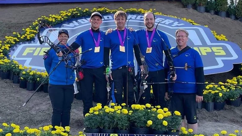 Det svenska laget med Martin Ottosson i mitten som vann VM-guldet i fält.