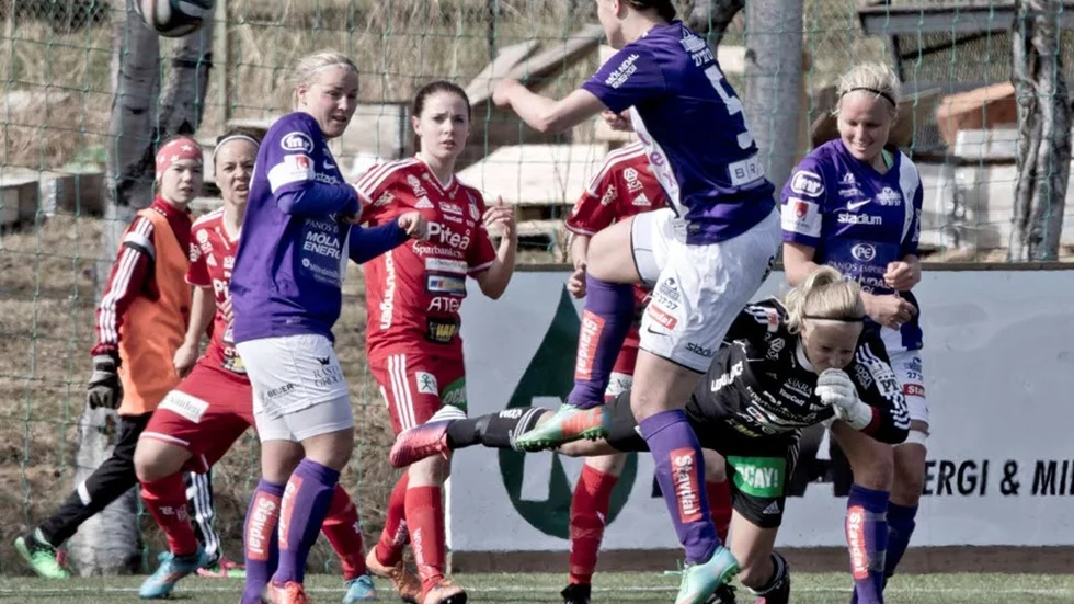 Här tar matchen slut för Piteås målvakt Maria Rönnbäck
?foto: robert lundberg