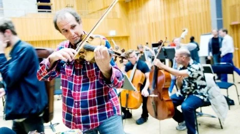 Gilles Apap repeterar med Norrbottens kammarorkester