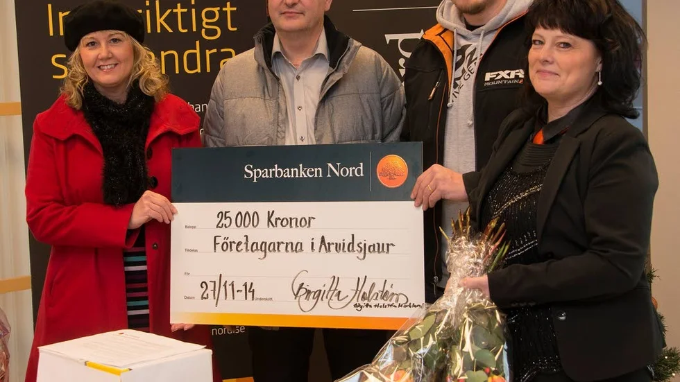 Organisationen Företagarna i Arvidsjaur fick på torsdagen ta emot 25 000 kronor från Framtidsbanken. Från vänster Företagarnas ordförande Åsa Skiöld, Ove Granlund, vice ordförande Mattias Jonsson och Birgitta Holstein Marklund, kontorschef på Sparbanken Nord i Arvidsjaur.