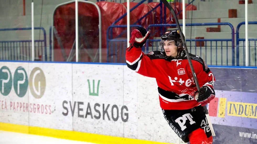Joakim Högberg, Piteå Hockey, hade många anledningar att jubla under helgen. Han har också seriens bästa poängsnitt, två poäng per match. I kväll väntar Kalix i hemmahallen.