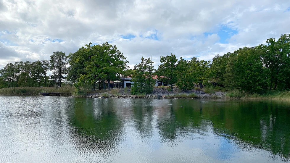 Den gamla roddklubben vid Kålgårdsviken i Västervik var länge föremål för en strid mellan en privat ägare och kommunen. I september 2022 såldes fastigheten till Slottsholmen. Arkivbild.