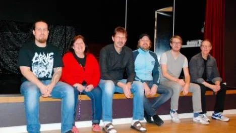 Roberth Karlsson, Inga-Lill Hansson, Gunnar Nilsson, Jan Ivarsson, Johan Åhs och Lars Melander planerar Luciarocken i nedre salongen i Kulturhuset.