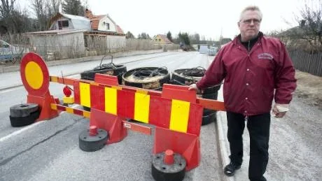 - Jag misstänker att Trafikverket stänger av Sjöviksvägen för att sänka vägen under järnvägsviadukten, men då borde man väl kunna informera om det i så fall, menar Krokeksbon Per-Åke Pihlblad, som är kritisk till informationsbristen.