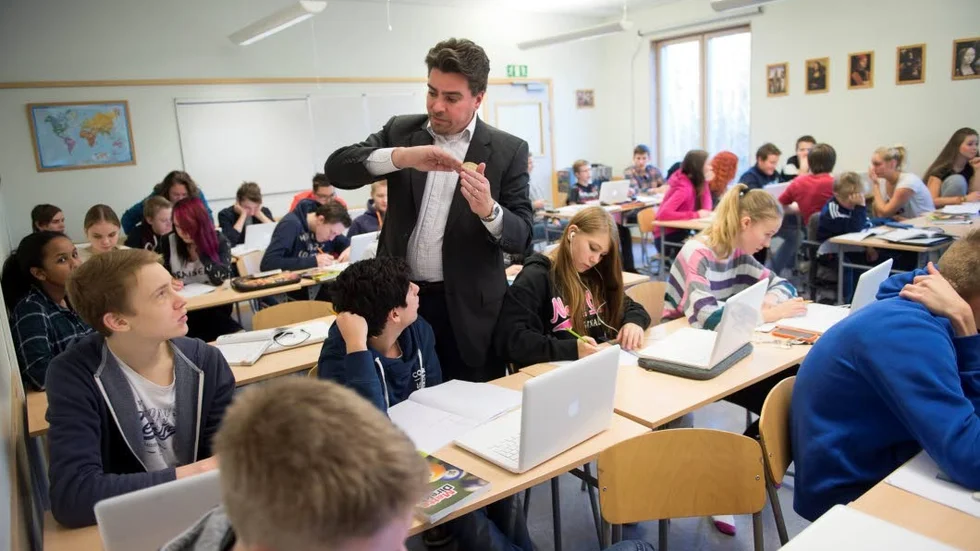 Lärare klarar sig oftast med ord och lämpor i sitt ledarskap. Men inte alltid.