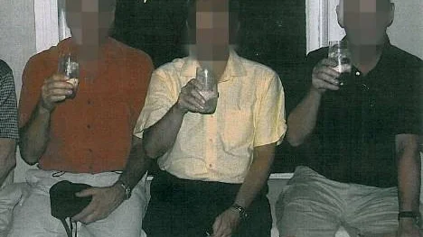 Glada dagar för dyra pengar i fjärran land. Fotot utlämnat av polisen.

Foto: Privat