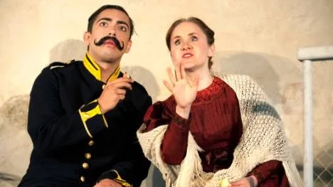 Joel Almroth och Mala Kyndel i fjolårets sommarpjäs Det går an, på Löfstad slott. Nu kommer de tillbaka i somma i nya uppsättningen Tjechov på Löfstad