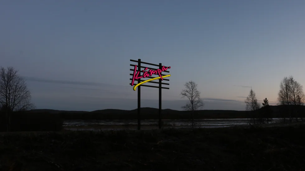 "Kämpa" av Carola Grahn är uppfört längs Konstens väg i byn Ruskola i Övertorneå kommun.