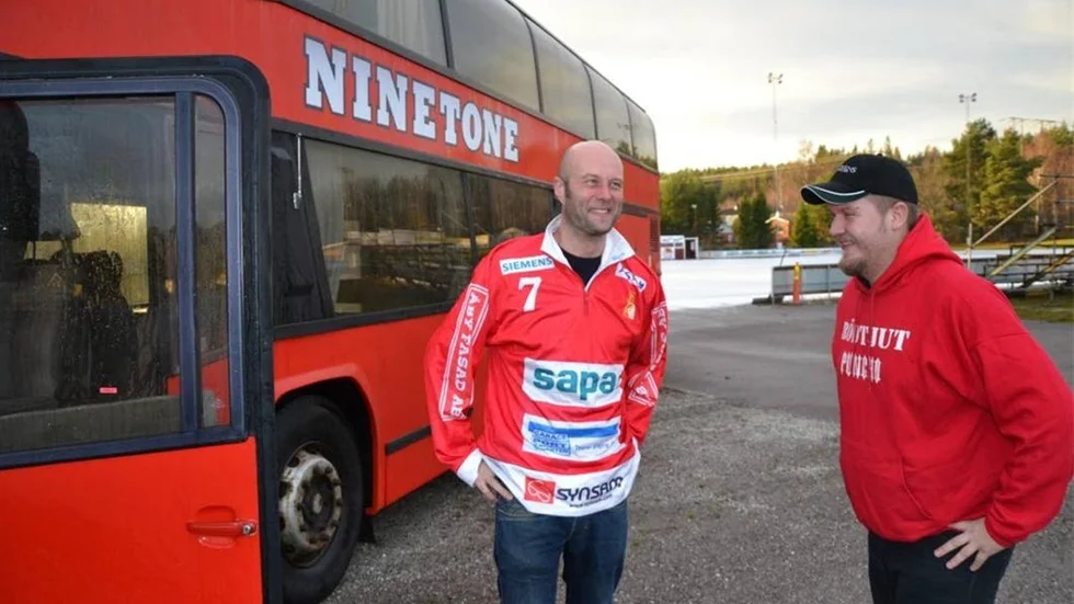 På söndag drar ännu en efterlängtad bandysäsong igång för Jesper Forsberg, Robert Lundgren och de andra i supporterklubben Rödtjut.