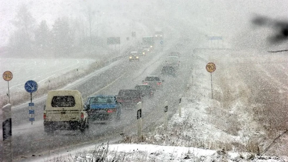 Snön är på väg, ta det lugnt i helgtrafiken. Foto: Janne Forsby