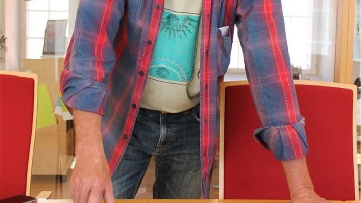 "Den ger mig inte någon festivalkänsla" säger Holger Thell, art director i Norrköping, när Folkbladet ber om ett omdöme om Bråvallafestivalens affischer.