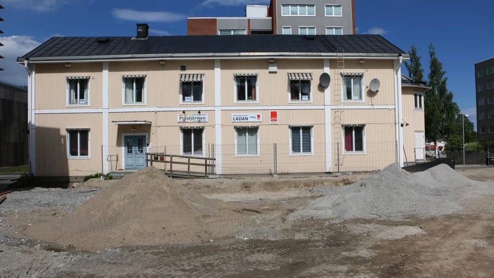 KULTURHUS. Tanken att flytta Residensgården (Ladan) sex meter närmare Kyrkbrogatan blir inte av. 2,3 miljoner är för dyrt, anser Piteås kommunpolitiker. (Arkivbild).