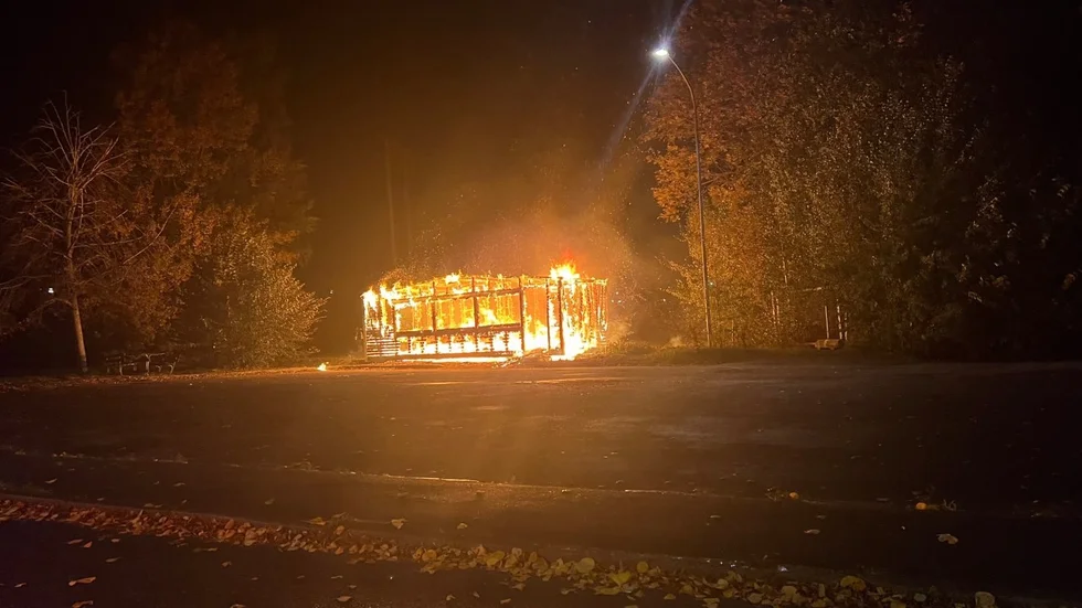 En brand utbröt i en mindre byggnad natten mot lördag.