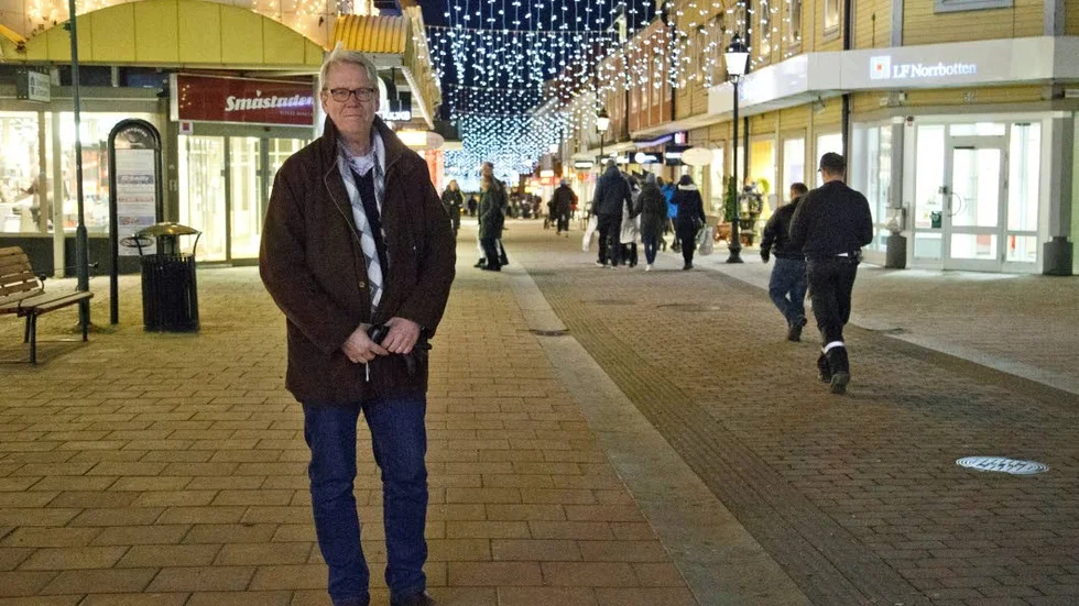 I sin roll som kommunalråd är Peter Roslund inte bara kommunens och partiets ansikte utåt. Uppdraget innebär att han även utsätts för en hel del hot.