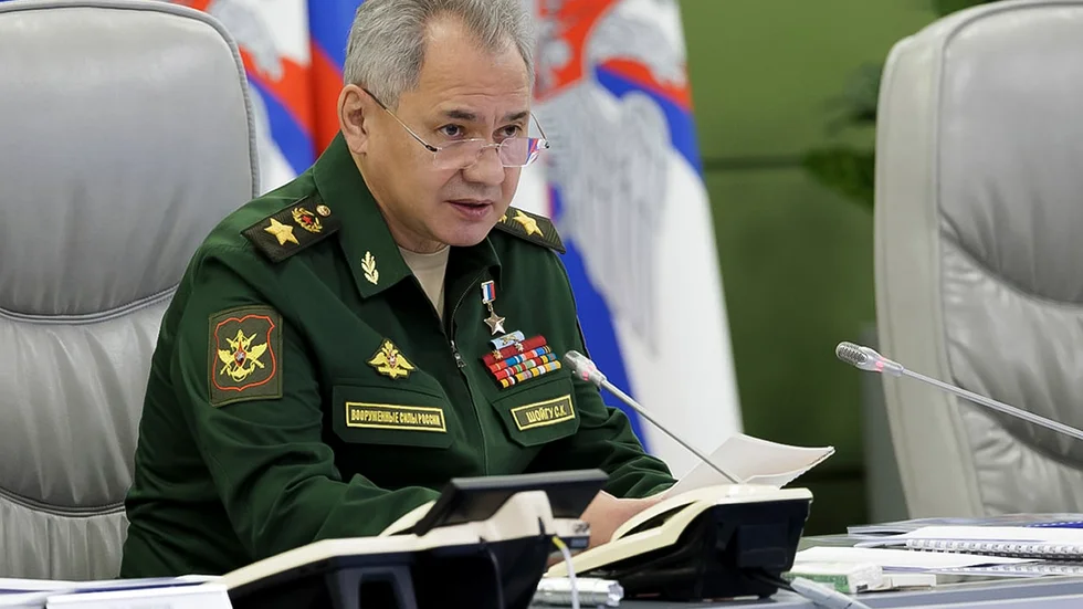 Rysslands försvarsminister Sergej Sjojgu spås få ta smällen för de ryska krigsnederlagen. Bild från ett möte i Moskva den 4 oktober.