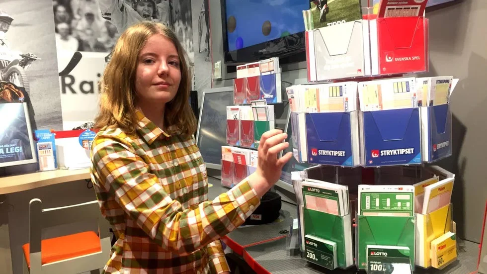 Ellen Isaksson vid Ica kvantum tog emot samtalet om miljonvinsten från Svenska spel på lördagskvällen.