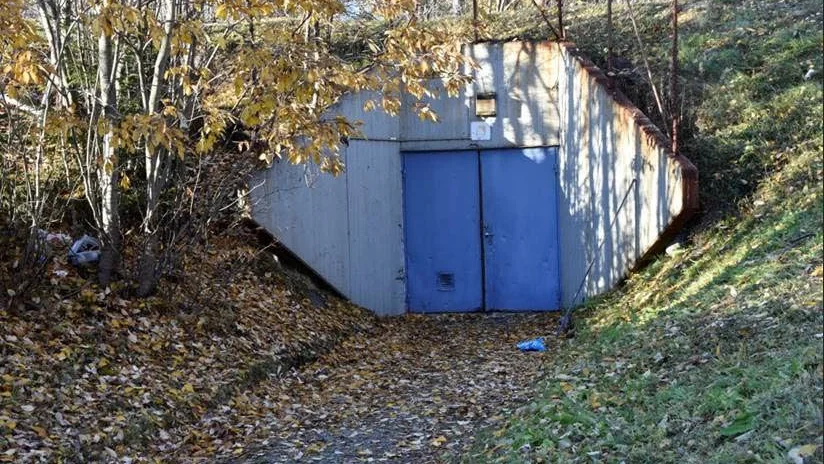 Skyddsrummet på Åkerbärsstigen som används som förrådsutrymmen har blivit utsatt för inbrott.