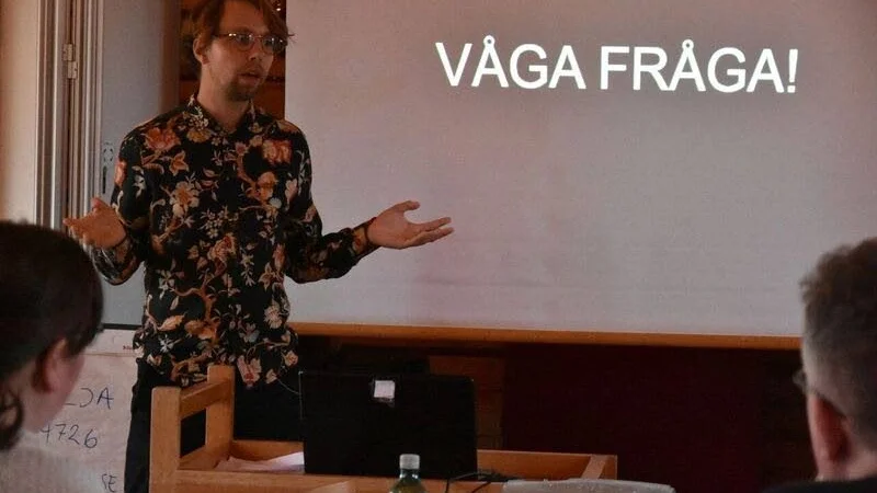 Axel Lilja föreläste om hur det är att leva med HIV under höstmarknaden i Arjeplog.