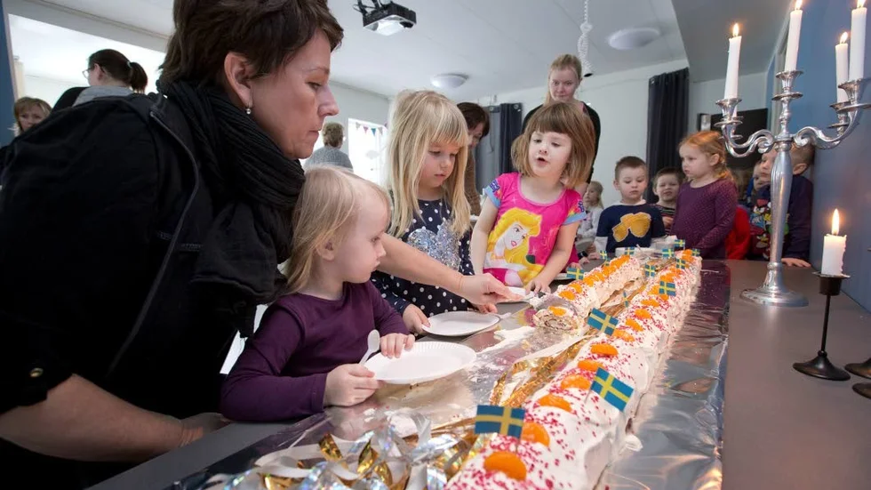 En mamma med två, snart kanske tre, barn på Norrby förskola, höjer miljön och personalen till skyarna. Bilden är från nyinvigning efter renovering 2015. (Arkivbild)