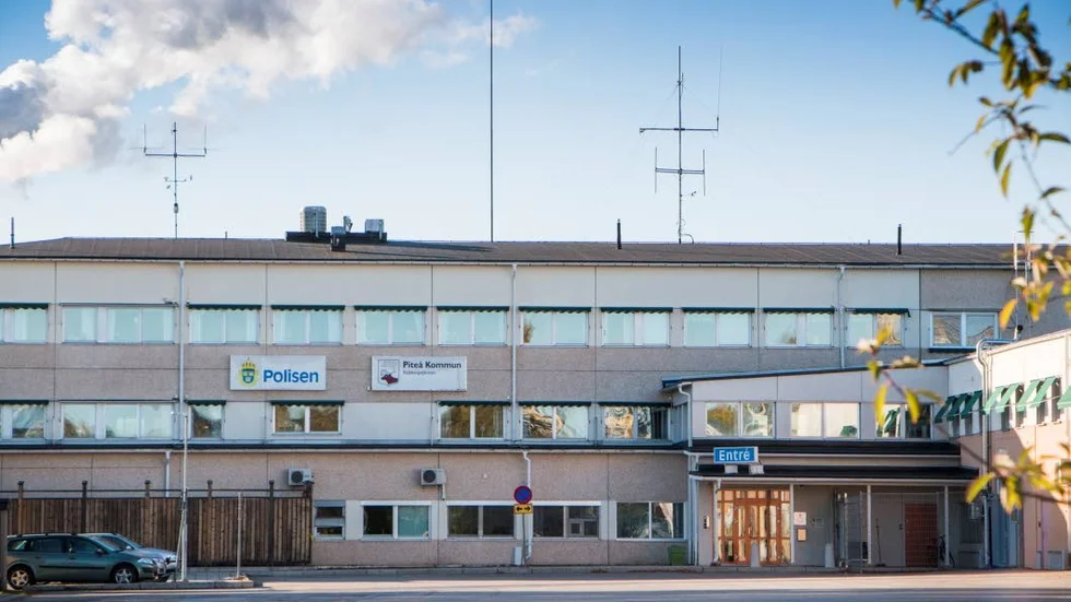 På väg till polisstationen i Piteå slogs en polis i ansiktet av en kvinna i 30-årsåldern. (Arkivbild)