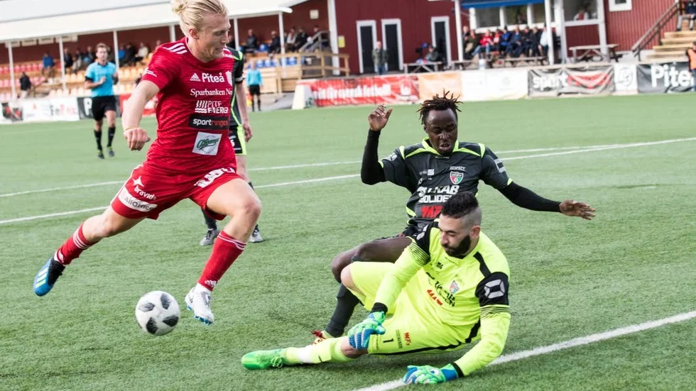 Gustav Rönnbäck Wallin har gjort elva mål i år. Hans Piteå IF har fortfarande chansen att nå en kvalplats, men då måste det bli seger hemma mot Gottne på lördag.