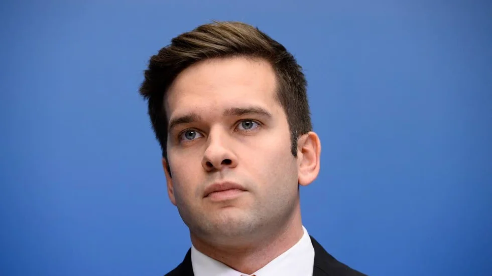 Gabriel Wikström (S) var SSU-ordföranden som stred för att Socialdemokraterna skulle införa ett mål om 25 % unga på listor och uppdrag. Wikström blev senare minister i Löfvens regering efter valet 2014.