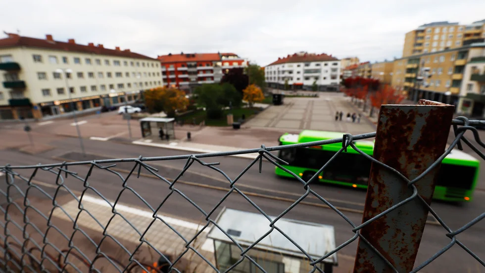 En mordförsöksutredning har inletts efter att höga smällar hörts i Nyfors i Eskilstuna. På bilden Järntorget.