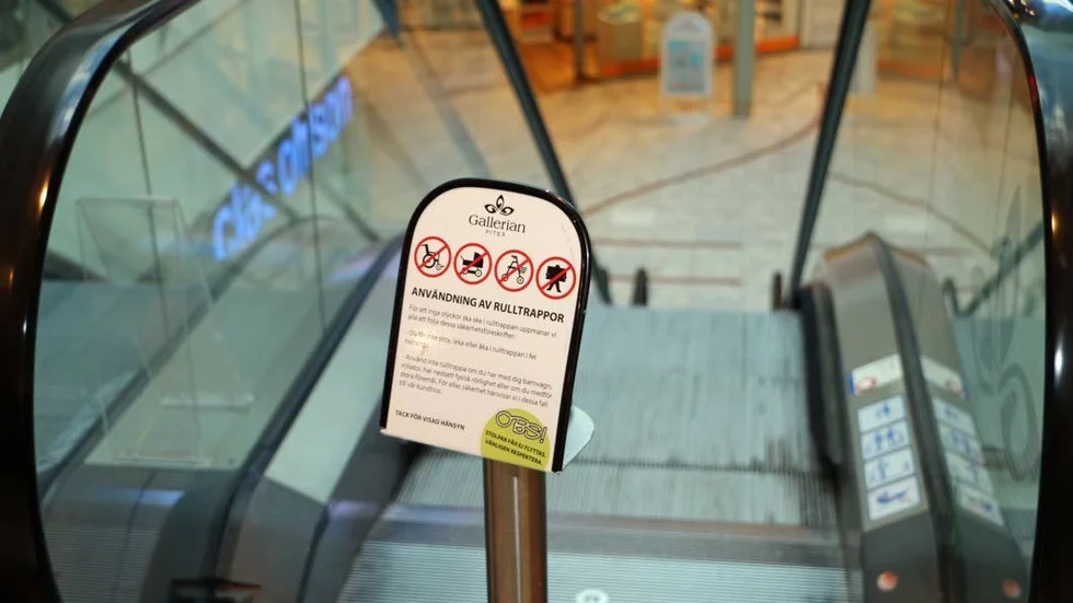 Gallerian uppmanar besökare med rullstol, rollator, barnvagn samt de som bär stora paket att ta hissen istället för rulltrappan. (Arkivbild)
