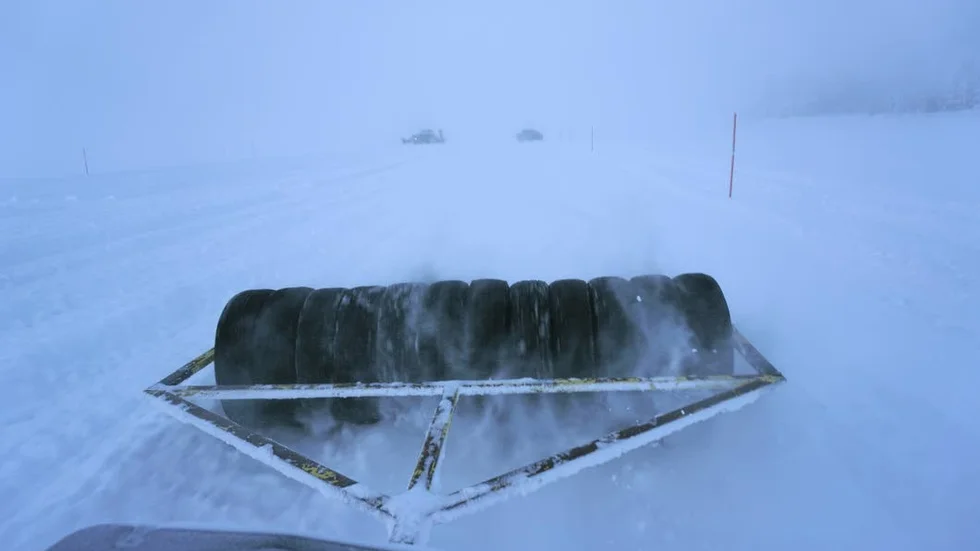 Personen som körde snöskotern jobbade på ett biltestföretag.