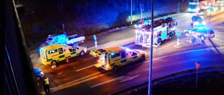 Tre bilar i krock i korsning