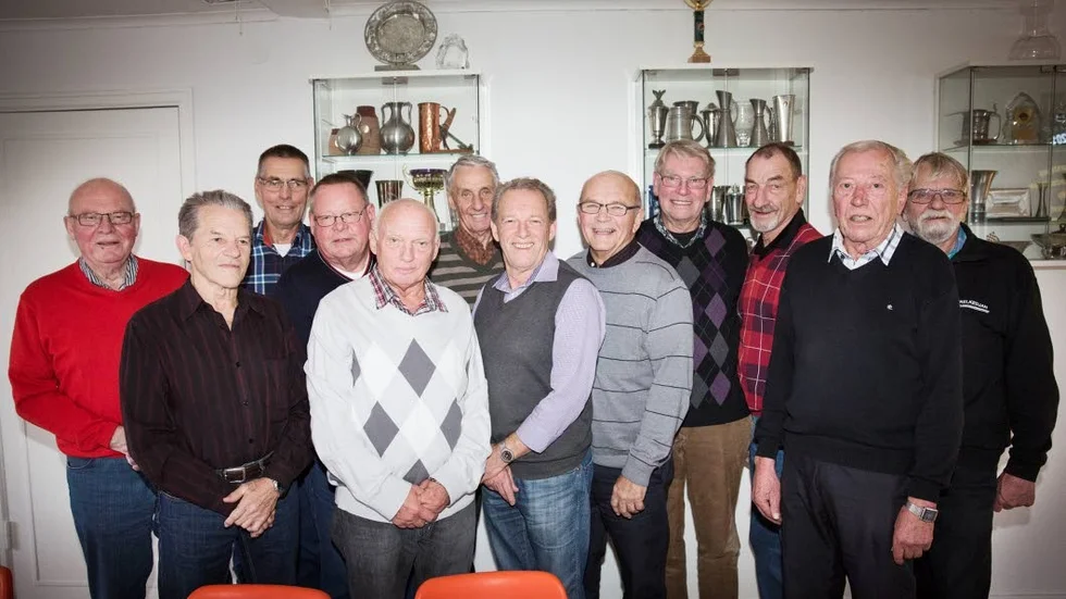 Nostalgiträff. Många kända NMK-profiler i nya klubblokalen på Saltängen, från vänster:  Fasen, bilarna hade full sladd borta i Västgötebacken