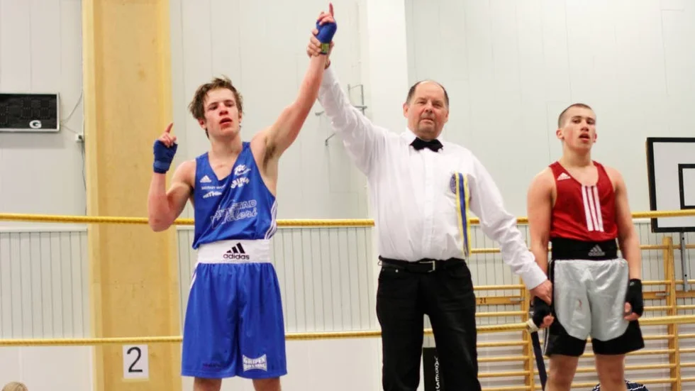 JAA! Det blev finalseger för Arvid Magnusson (till vänster) mot en boxare från Stockholmskubben Örnen.