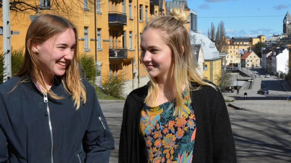 Insamling pågår. 150 000 kronor måste Ebba Fälth och Tua Söderström samla in tillsammans med sina tre reskamrater.