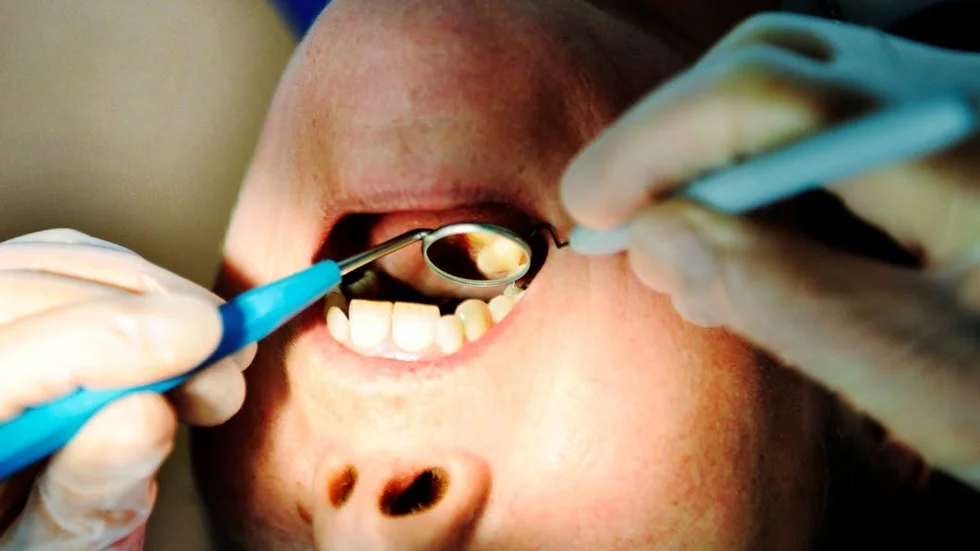 Anmäldes. Tandläkarpatienten svalde ett mindre verktyg under implantatbehandlingen.