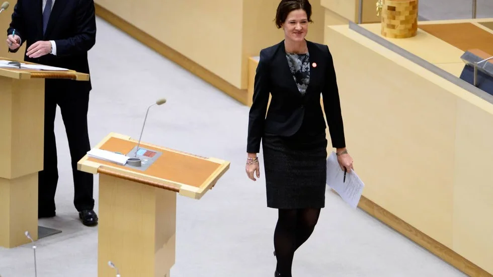 Under ytan. Det gäller för Stefan Löfven och Anna Kinberg Batra att känna var smärtgränserna går.