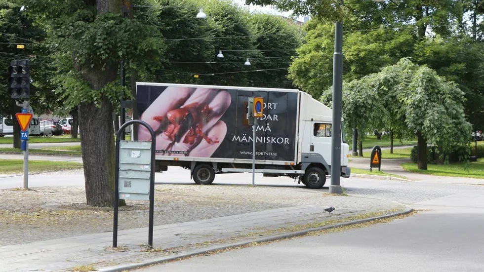 Blodigt. Lastbilen visar aborterade foster.