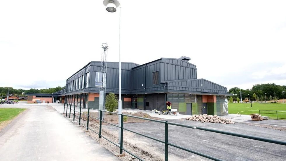 Bråviksskolan. Provtagningarna indikerar att det pågår en nedbrytningsprocess av mjukgörare i golven. Något som kan ha orsakats av för korta torktider vid golvläggningsarbetet.