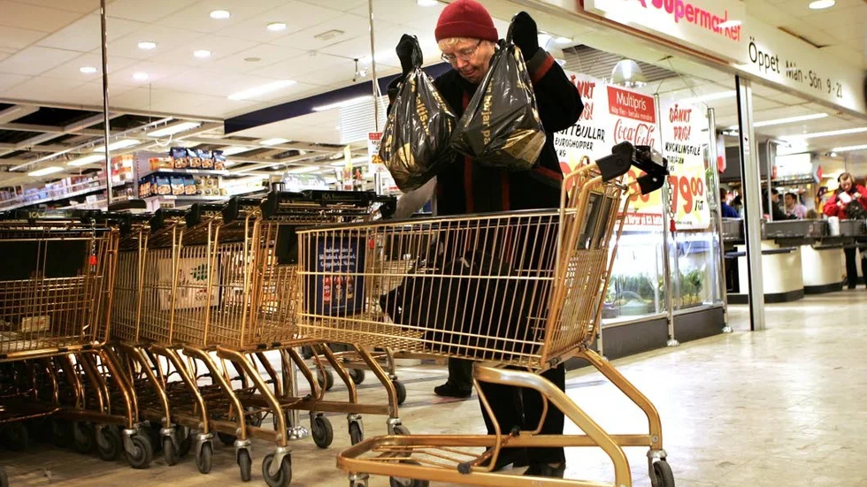 Bestulen. Flera kvinnor fick sina plånböcker stulna i matbutiker. Nu har  tre personer dömts.