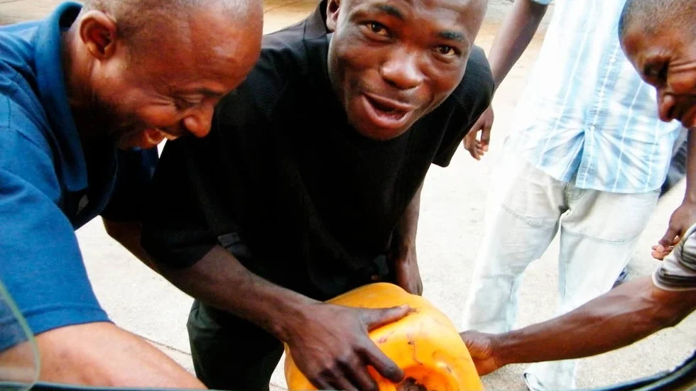 Bussfärd i Afrika. Bensinstopp mellan Kumasi och Cape Cost i Ghana. Bara glada miner på busschauffören och de hjälpsamma passagerarna när de just köpt en dunk bränsle vid vägkanten. Jag älskar Barks buss, men jag älskade den här bussresan också, säger Anna Hellerstedt.