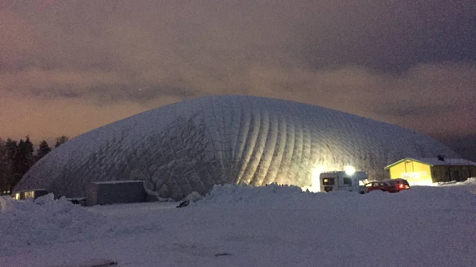 I Ljusdal har ett stort tält, som används som en inomhushall för fotboll, kollapsat och alla dagens planerade matcher har ställts in. (Arkivbild)