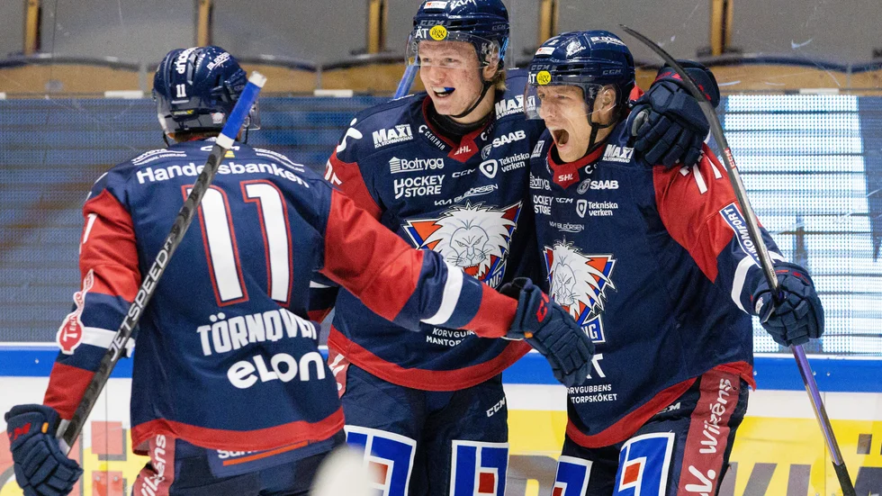 Jubel för LHC-kedjan med målskytten Markus Hännikäinen, Filip Bystedt och Henrik Törnqvist.
