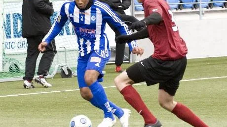 Sleipners Andreas Haglund tar sig an en motståndare i genepet inför söderettan. IKS besegrade Västerås med 1-0 på Parken.                                                                           Foto:Jan Forsby