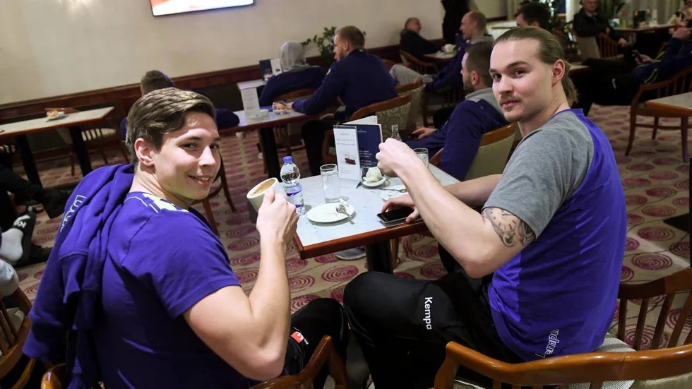 Jerry Tollbring och Lukas Nilsson under pressträffen på hotell Panorama i Zagreb på onsdagskvällen under handboll-EM.