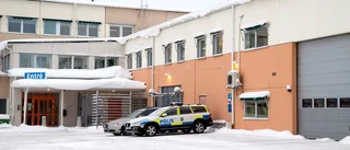 Kvinna sparkad i huvudet av man